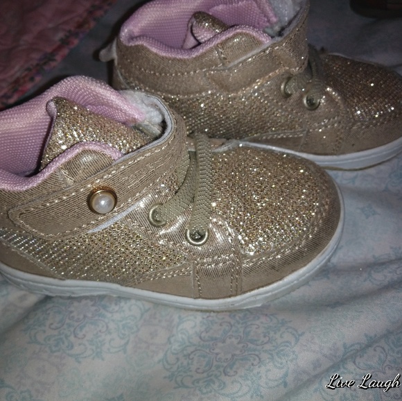 Gold Tennis - Picture 1 of 1